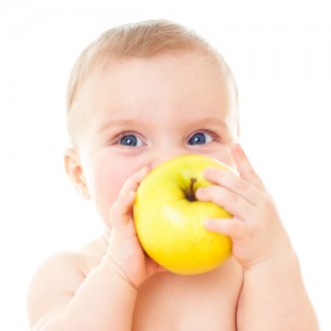 bebe_comiendo_fruta